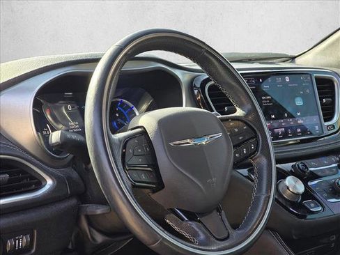 Used 2021 Chrysler Pacifica Limited w/ Uconnect Theater Family Group image 11