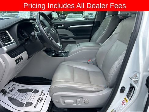 Used 2019 Toyota Highlander XLE FWD image 2