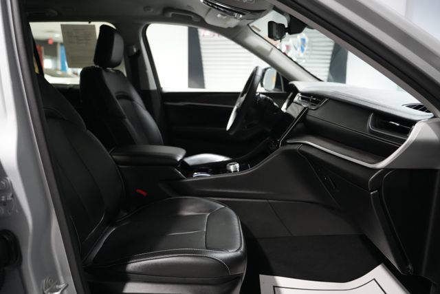 Used 2023 Jeep Grand Cherokee Limited w/ Luxury Tech Group II AWD/4WD image 21