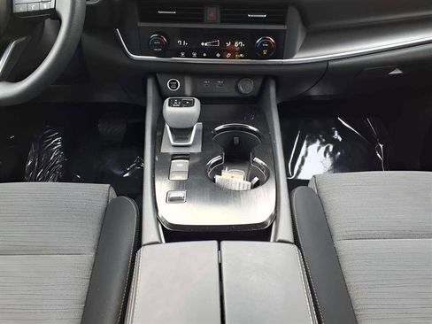 Used 2023 Nissan Rogue SV image 11