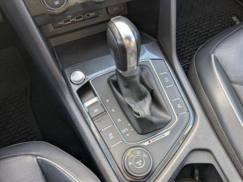 Used 2018 Volkswagen Tiguan SEL Premium image 12