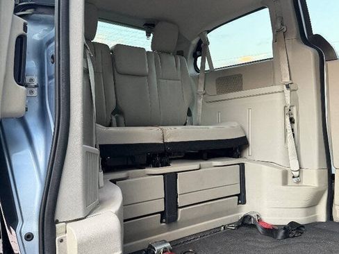 Used 2013 Chrysler Town & Country Touring FWD image 14