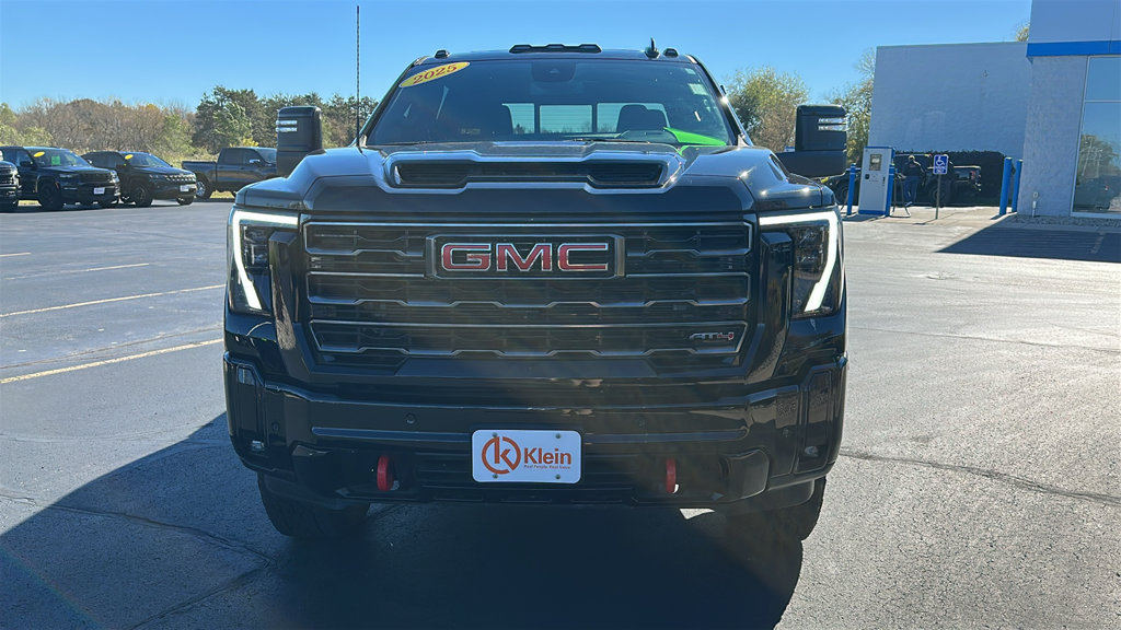Used 2025 GMC Sierra 2500 AT4 AWD/4WD image 2