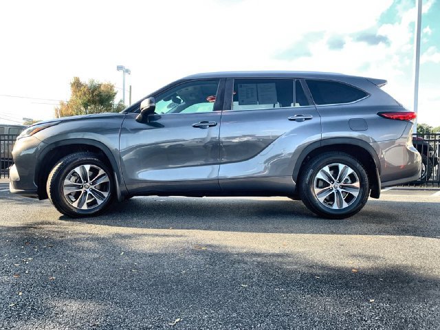 Used 2023 Toyota Highlander XLE FWD image 5