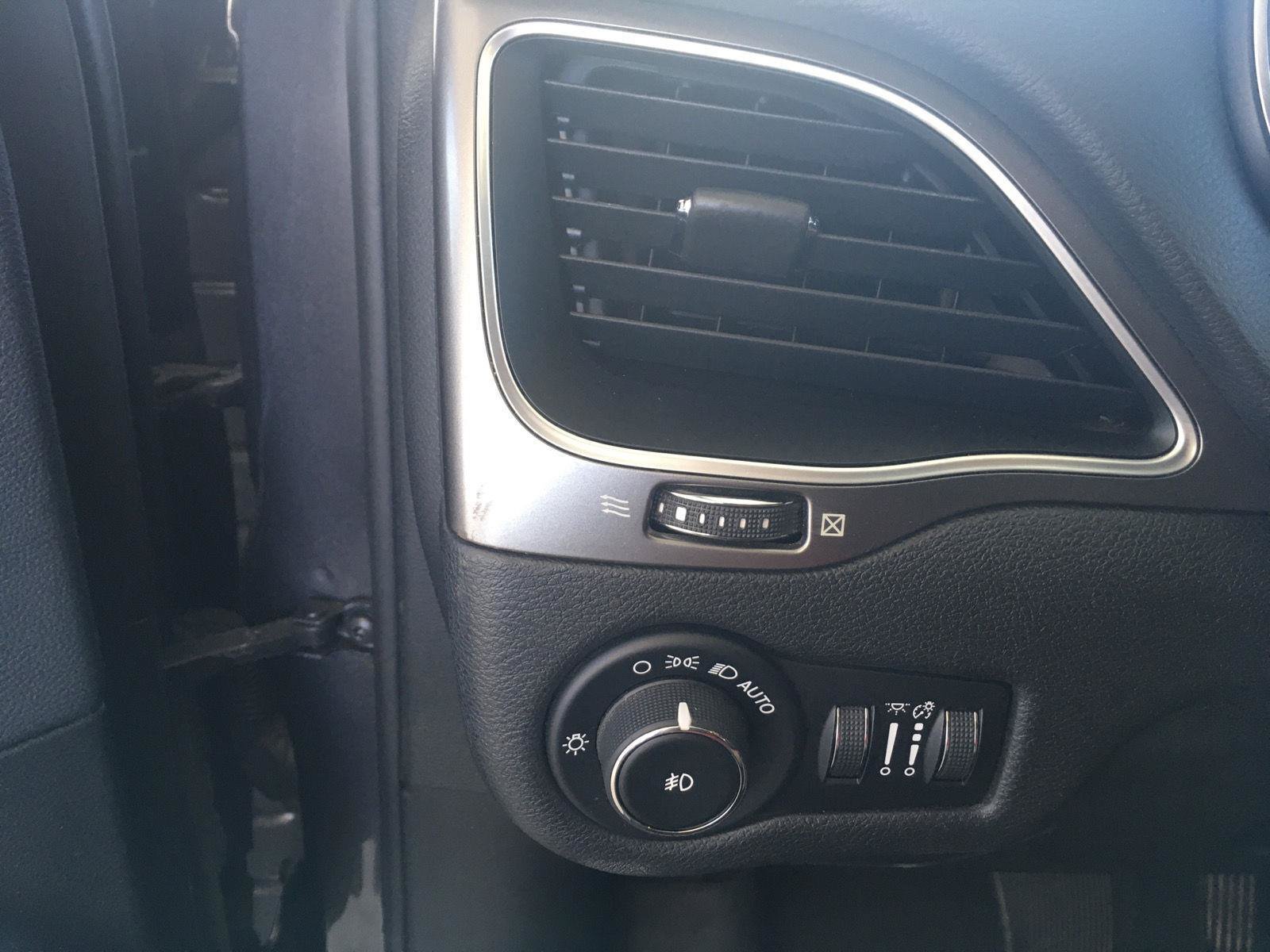Used 2019 Jeep Cherokee Latitude Plus FWD image 24