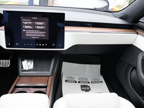 Used 2022 Tesla Model S image 41