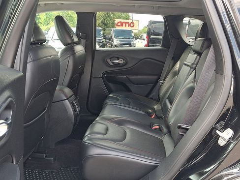 Used 2019 Jeep Cherokee Trailhawk AWD/4WD image 26