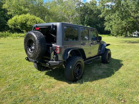 Used 2014 Jeep Wrangler Unlimited Rubicon w/ Connectivity Group AWD/4WD image 11
