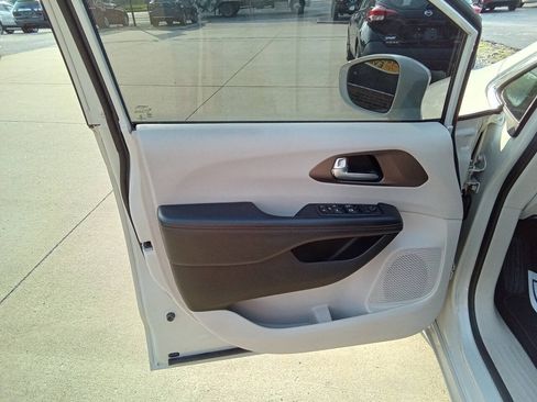 Used 2017 Chrysler Pacifica Touring-L FWD image 13