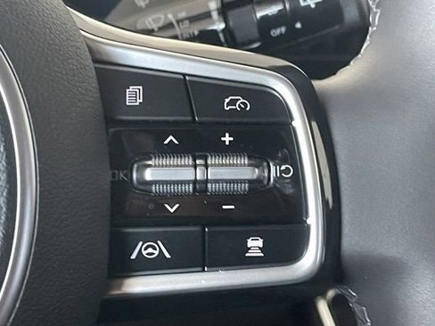 Used 2026 Kia Carnival EX FWD image 11