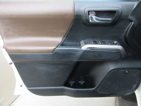 Used 2017 Toyota Tacoma Limited AWD/4WD image 28