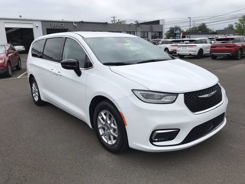 Used 2024 Chrysler Pacifica Touring-L FWD image 7