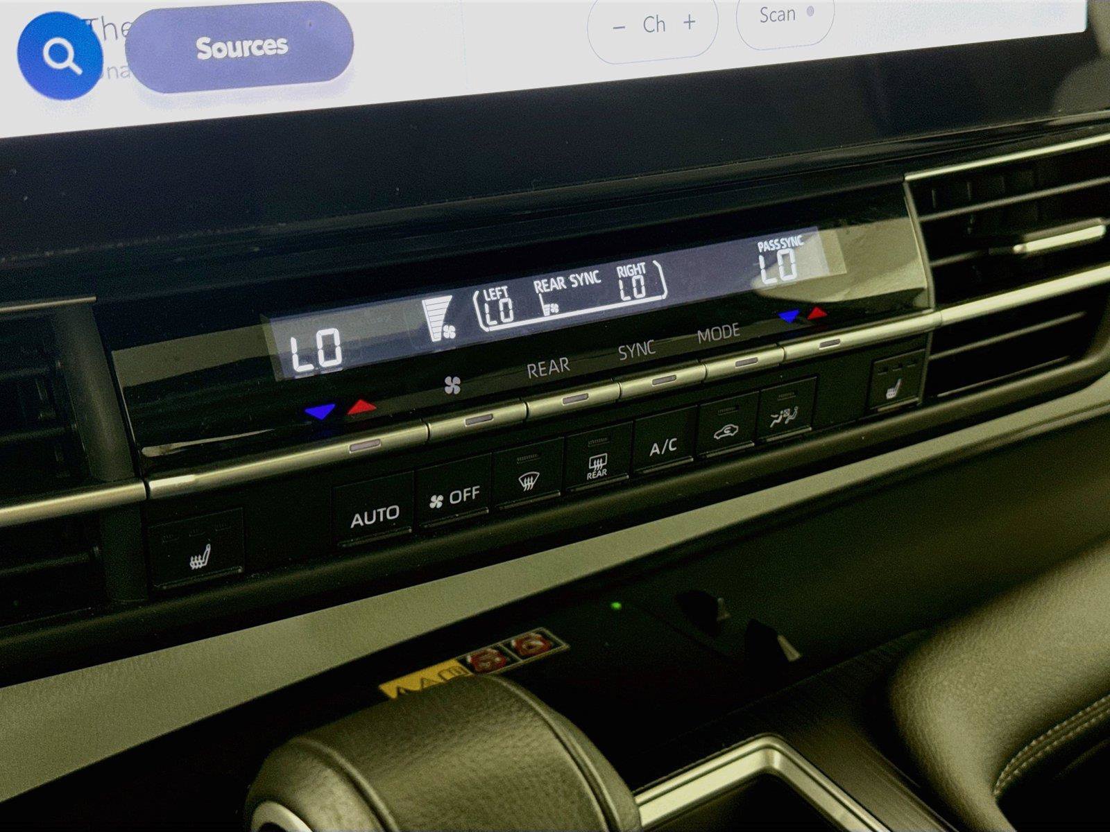 Certified 2025 Toyota Sienna XLE FWD image 26