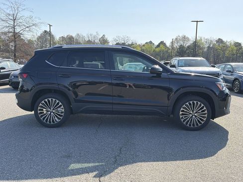 New 2026 Volkswagen Taos SE FWD image 6