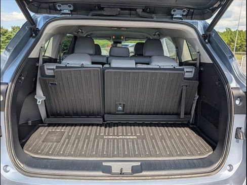 Used 2021 Toyota Highlander LE FWD image 19