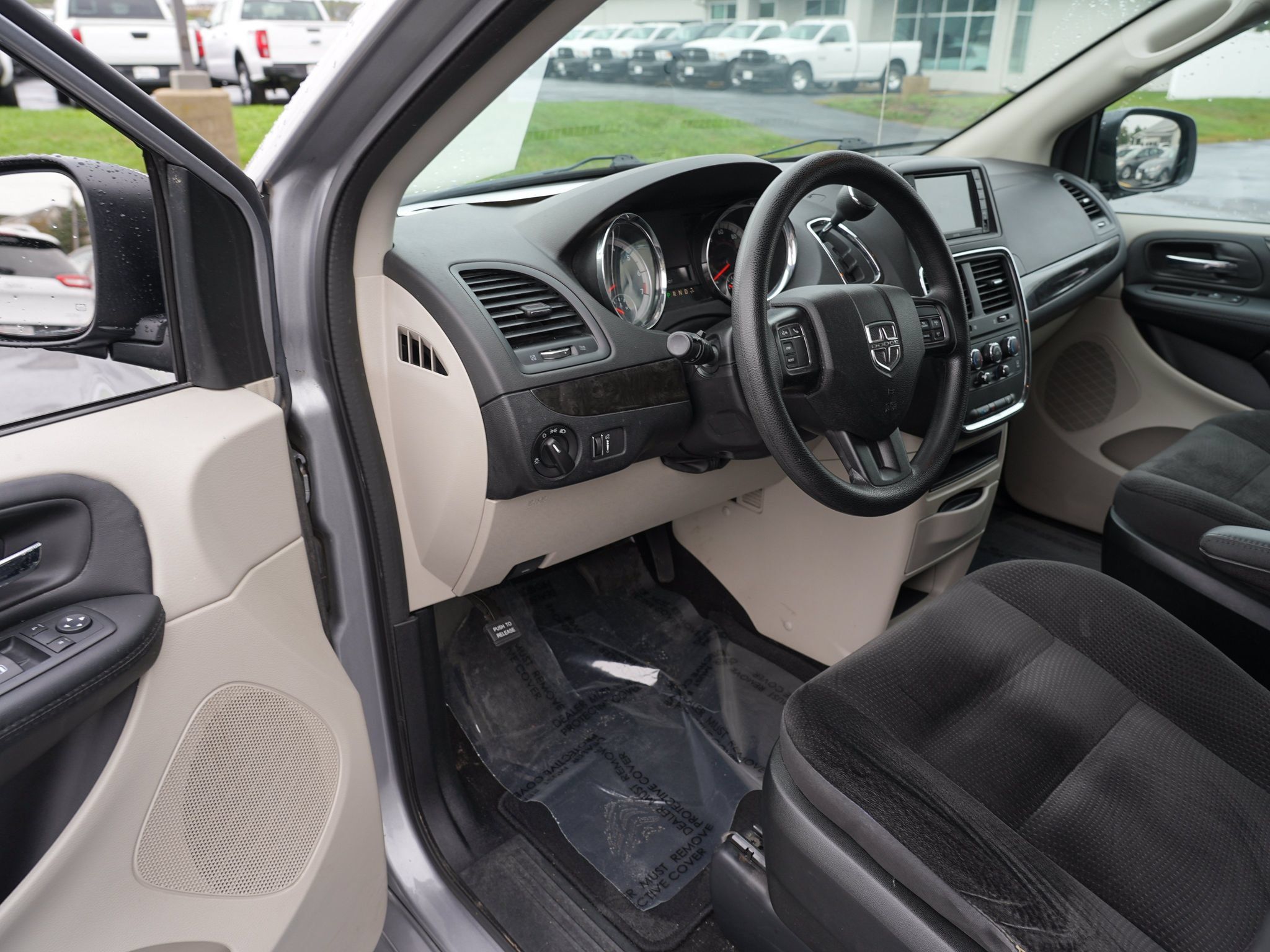 Used 2018 Dodge Grand Caravan SE w/ UConnect Hands-Free Group FWD image 16