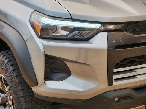 Used 2025 Chevrolet Colorado ZR2 w/ Technology Package AWD/4WD image 11