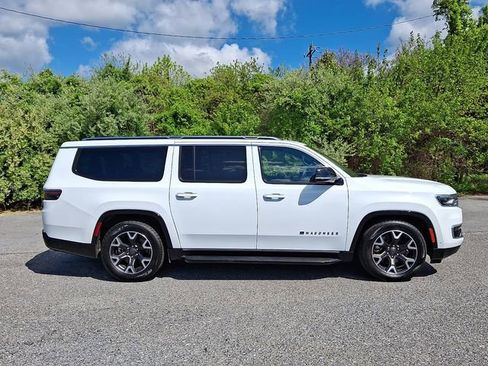 Used 2024 Jeep Wagoneer L Series III w/ Flexible Seating Group AWD/4WD image 7