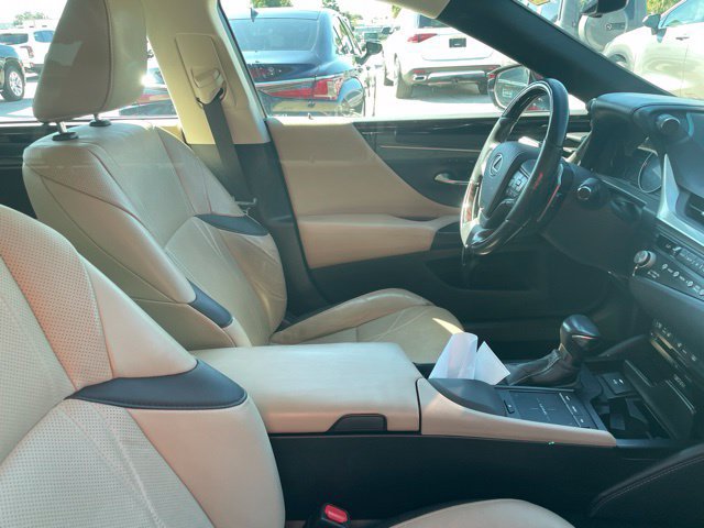 Used 2021 Lexus ES 300h Ultra Luxury w/ Accessory Package 2 FWD image 8