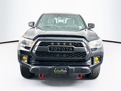 Used 2016 Toyota Tacoma TRD Off-Road image 2