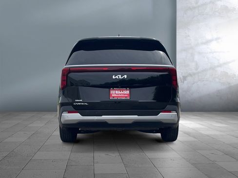 Used 2025 Kia Carnival FWD image 5