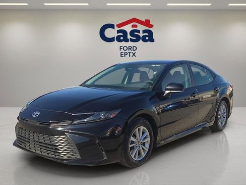 Used 2025 Toyota Camry SE image 6