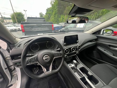 Used 2025 Nissan Sentra SV FWD image 28