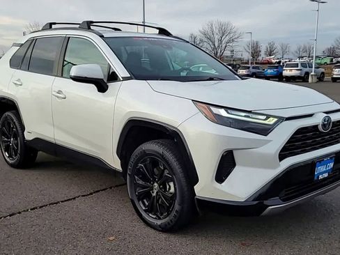 Used 2022 Toyota RAV4 SE image 2