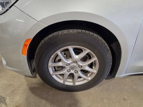 Used 2024 Chrysler Pacifica Touring-L FWD image 3