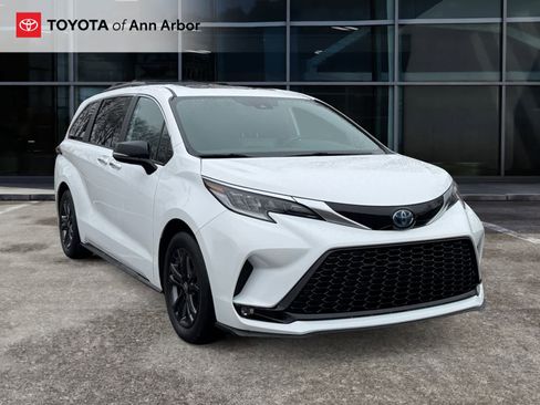 Used 2024 Toyota Sienna XSE w/ XSE Premium Package image 1