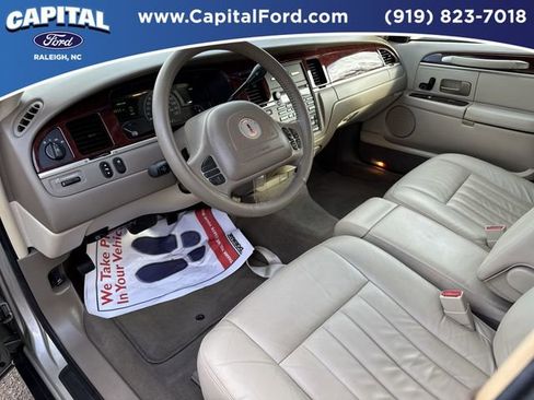 Used 2004 Lincoln Town Car Signature image 18