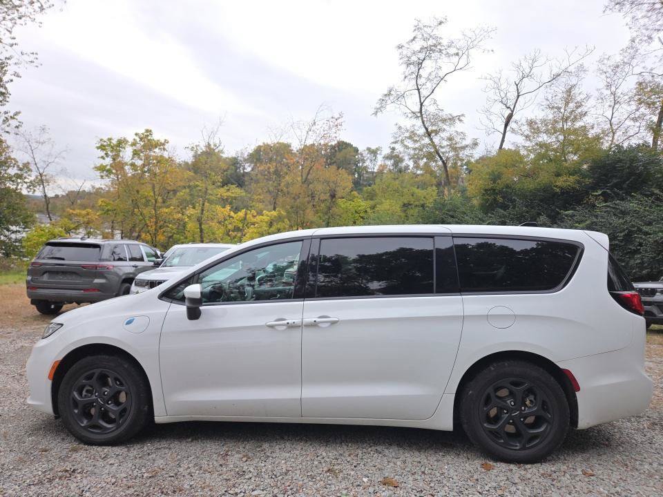 Used 2023 Chrysler Pacifica Touring-L w/ S Appearance Package FWD image 5
