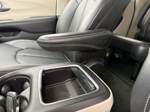 Used 2024 Chrysler Pacifica Touring-L image 24