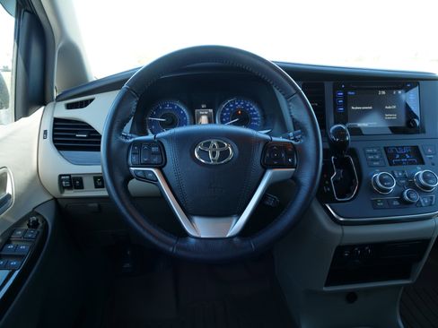 Used 2017 Toyota Sienna XLE image 22