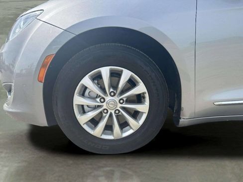 Used 2018 Chrysler Pacifica Touring-L FWD image 34