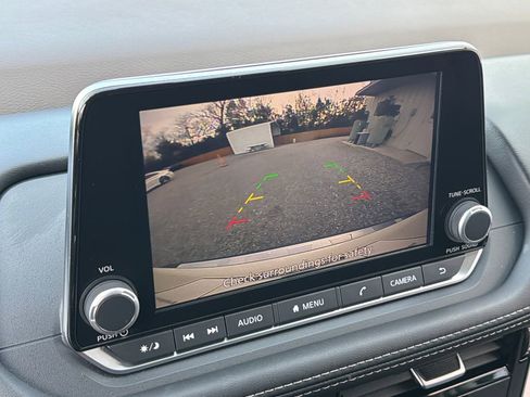 Used 2023 Nissan Rogue SV image 9