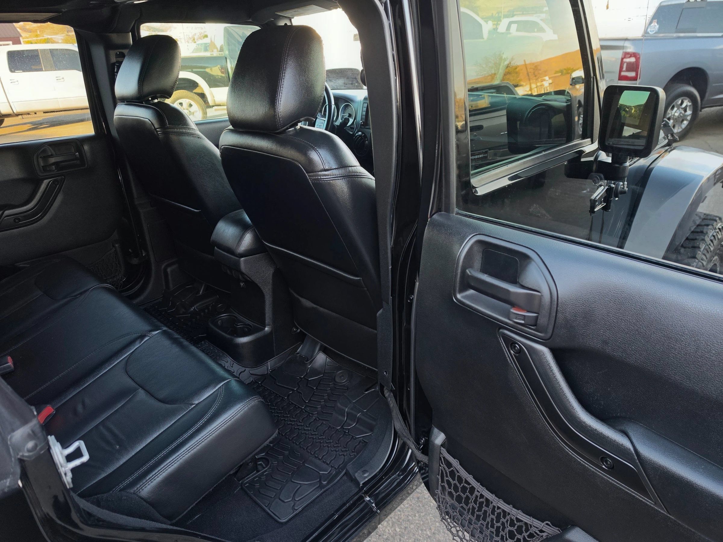 Used 2017 Jeep Wrangler Unlimited Sahara AWD/4WD image 32