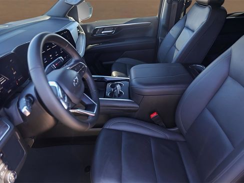 Used 2025 Chevrolet Suburban Z71 image 9