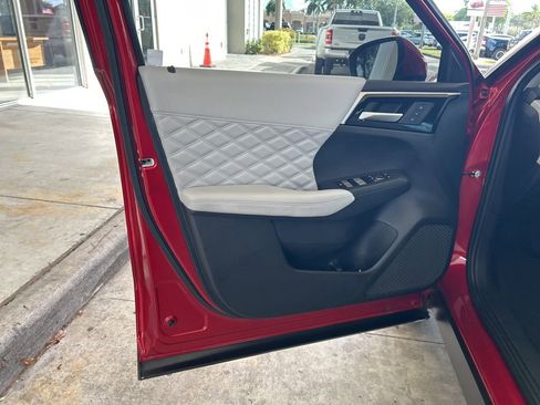 Used 2023 Mitsubishi Outlander SEL image 38