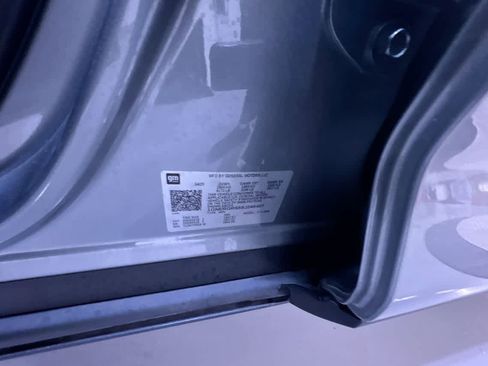 Used 2025 Chevrolet Traverse LT image 43