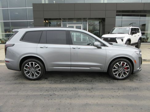 Used 2025 Cadillac XT6 Sport w/ Technology Package image 14