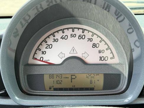 Used 2009 smart fortwo pure RWD image 26