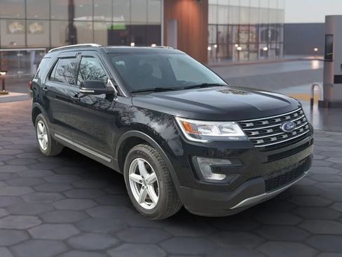 Used 2017 Ford Explorer XLT w/ Equipment Group 202A AWD/4WD image 18