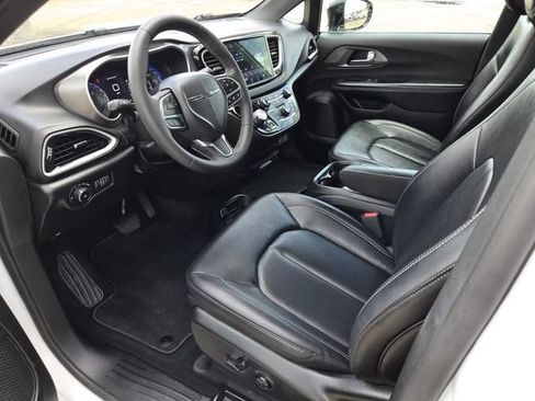 Used 2025 Chrysler Pacifica Select FWD image 3