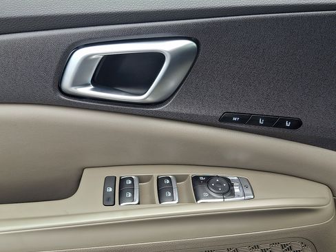 Used 2025 Kia Carnival EX FWD image 15