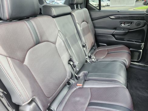 Used 2025 Honda Pilot Black Edition image 22