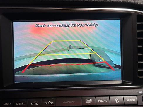 Used 2017 Hyundai Elantra Limited w/ Limited Tech Package 04 FWD image 4
