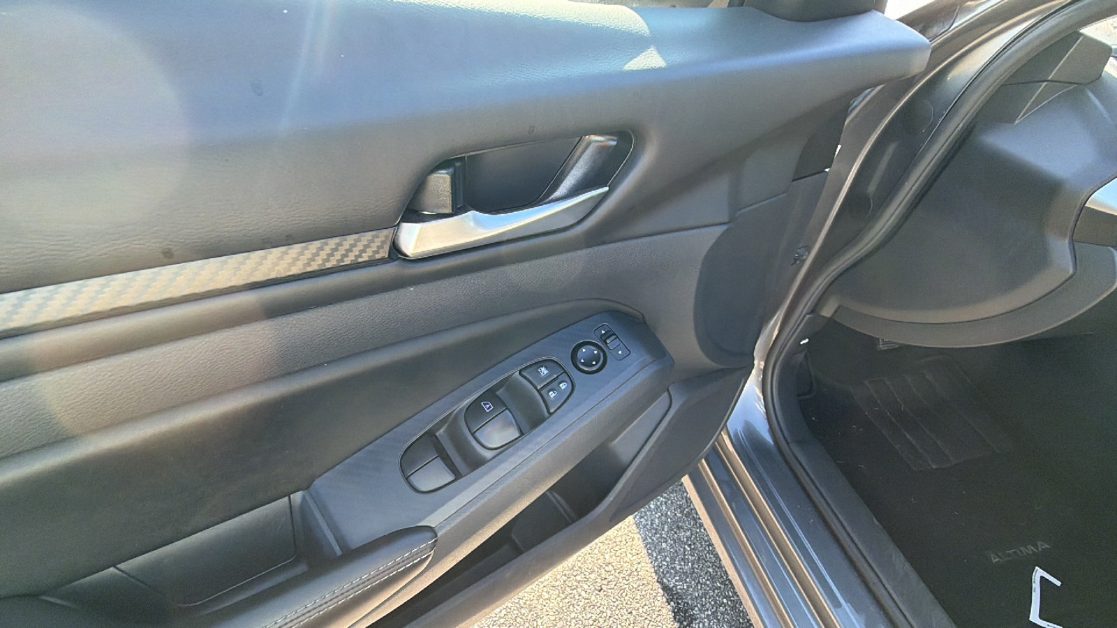 Used 2025 Nissan Altima 2.5 SV FWD image 15