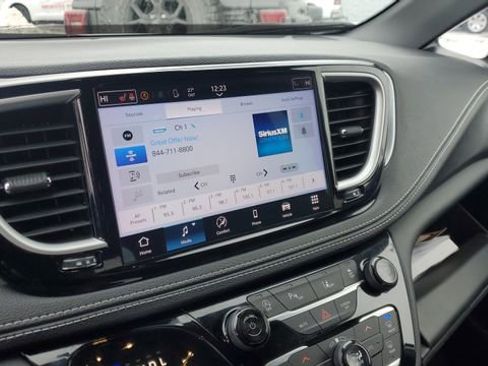 Used 2023 Chrysler Pacifica Touring-L w/ S Appearance Package image 12