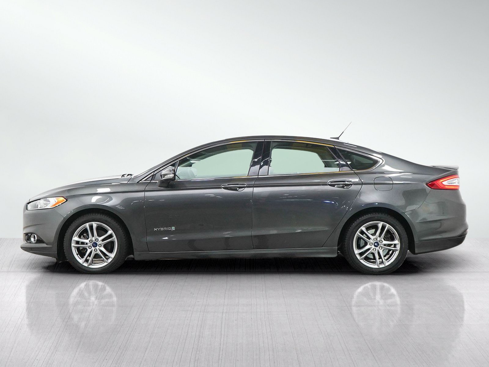 Used 2016 Ford Fusion Titanium FWD image 2